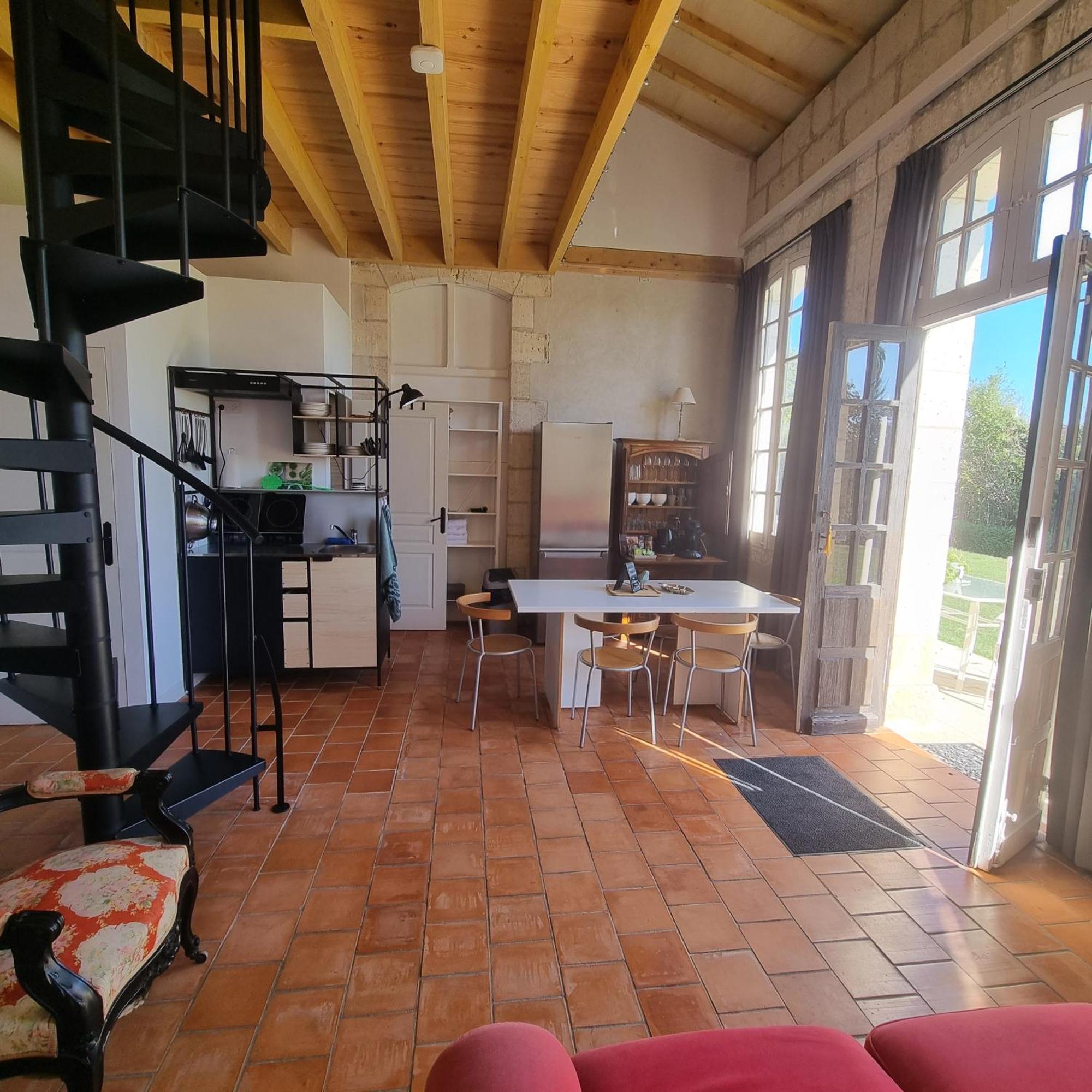 Chateau Neuf Le Desert Le Pizou Номер фото